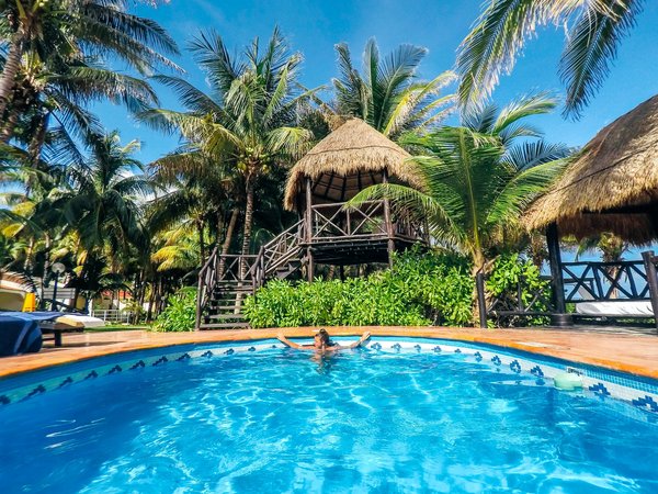 Quels sont les avantages d'une piscine à coque sur mesure ?