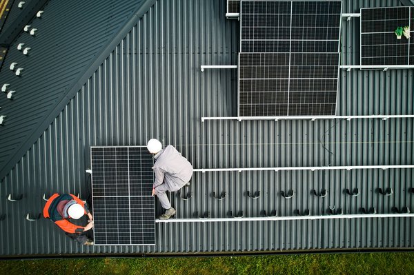 Quelle est la différence entre un panneau solaire et photovoltaïque ?