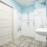 quels-sont-les-elements-indispensables-pour-des-toilettes-accessibles-aux-personnes-handicapees